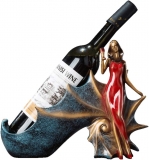 Eleganter Weinhalter Dame in Rot vor Muschel